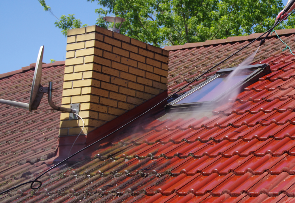 Démoussage toiture à La Rochelle